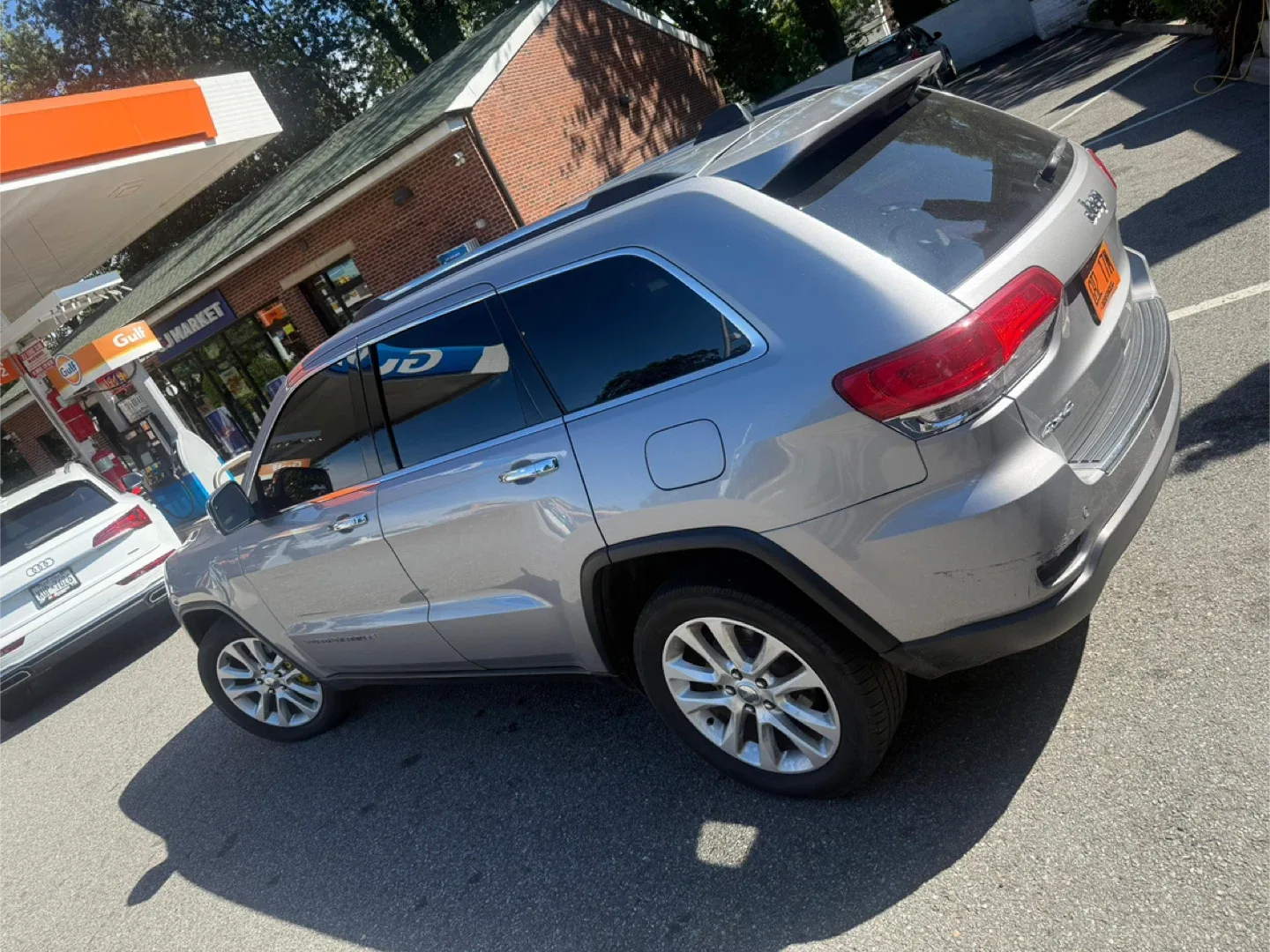 Jeep Grand Cherokee - Silver SUV image indicator(4)