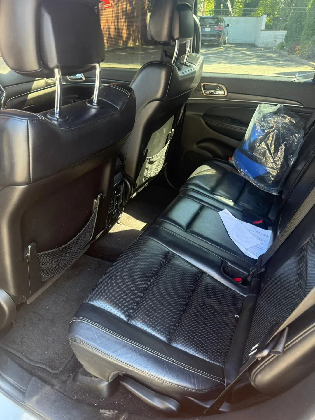 Jeep Grand Cherokee - Silver SUV image indicator(6)