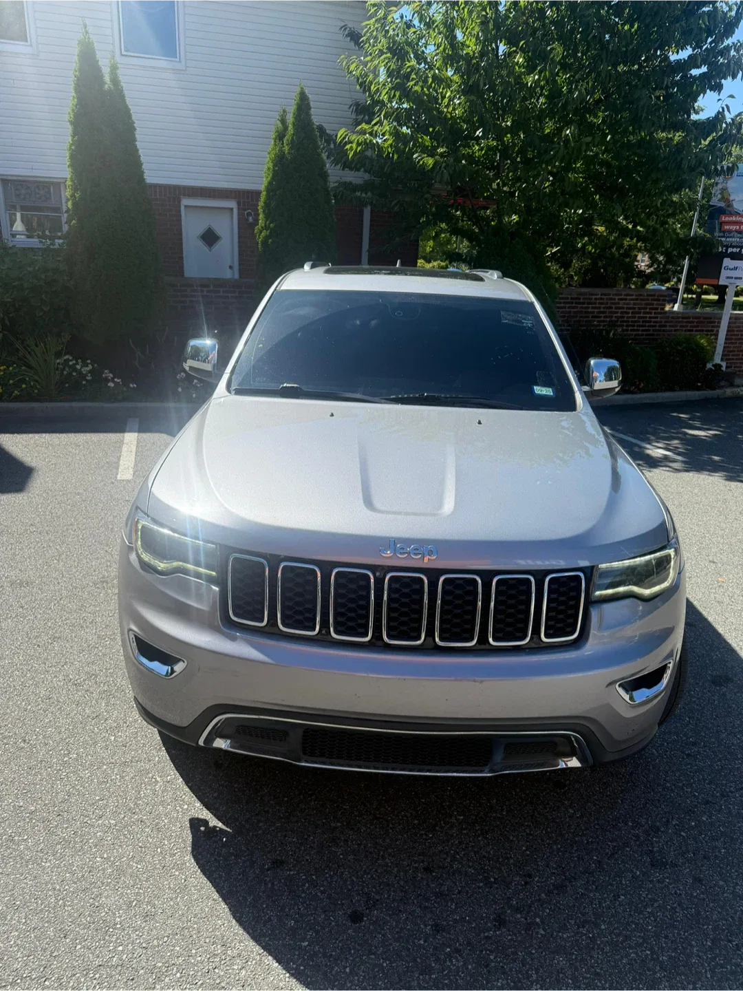 Jeep Grand Cherokee - Silver SUV image indicator(3)