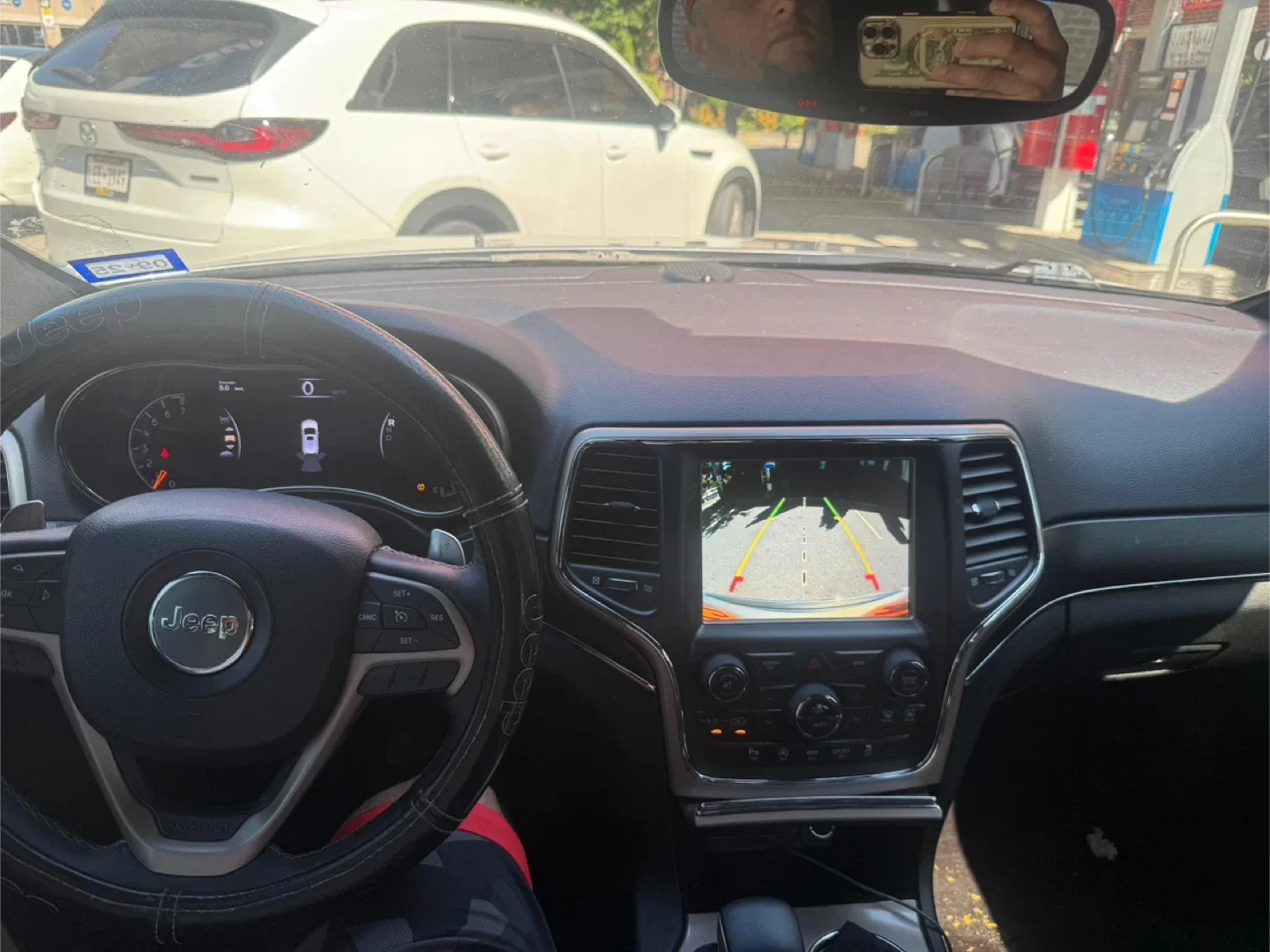 Jeep Grand Cherokee - Silver SUV image indicator(7)