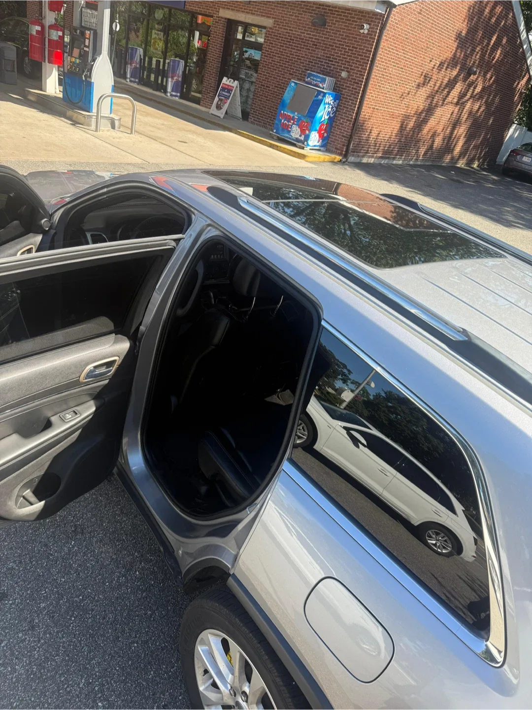 Jeep Grand Cherokee - Silver SUV image indicator(9)