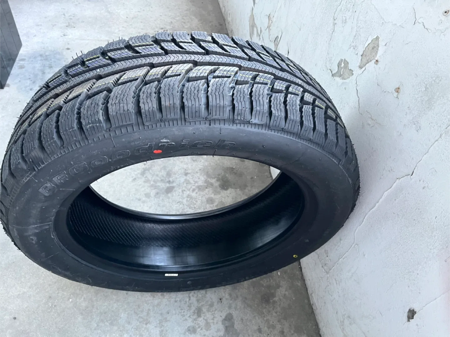 BFGoodrich Winter T/A KSI Tire 235/55R20 image indicator(4)