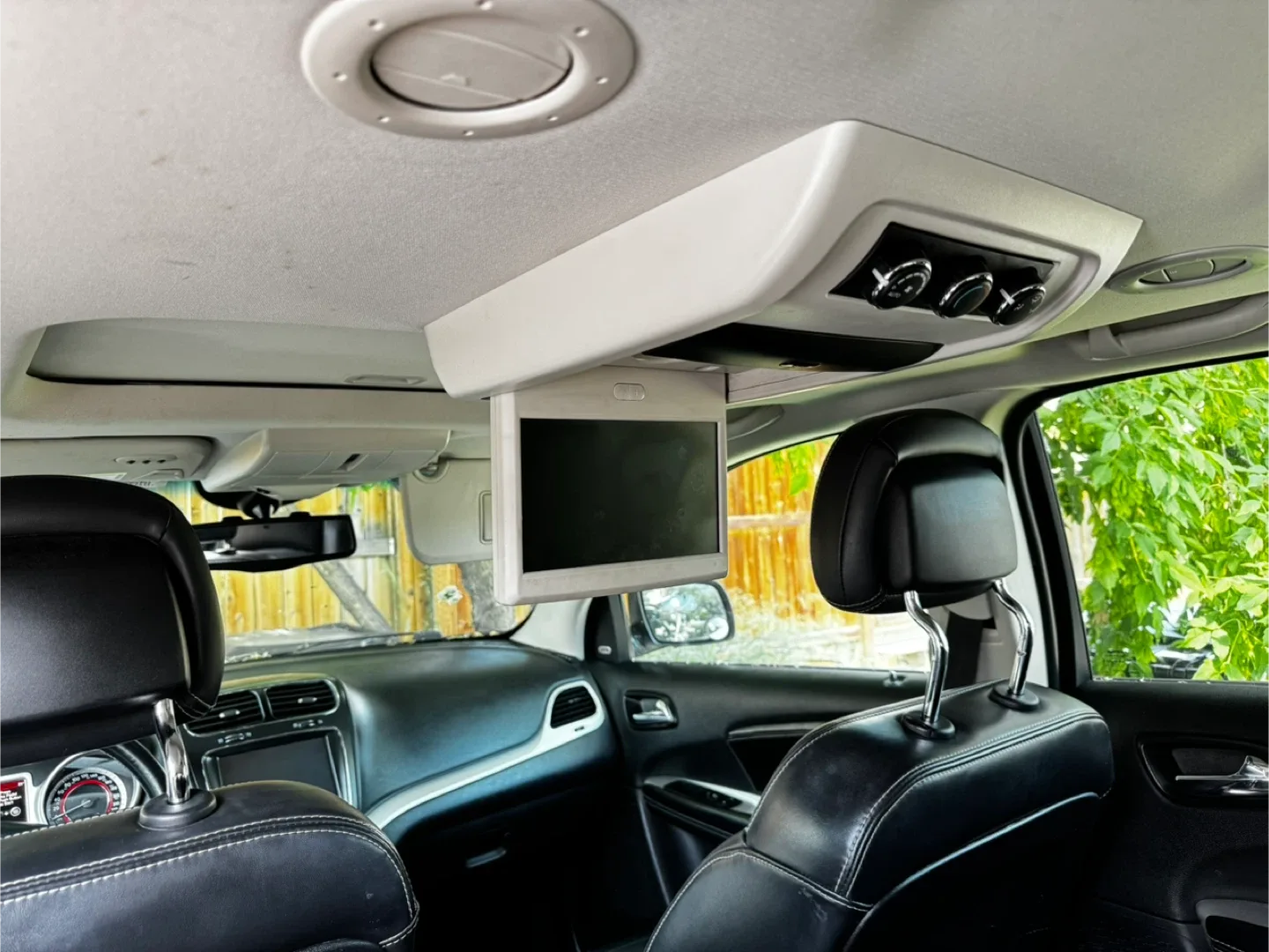 Dodge Journey SUV - White Exterior, Black Interior image indicator(2)