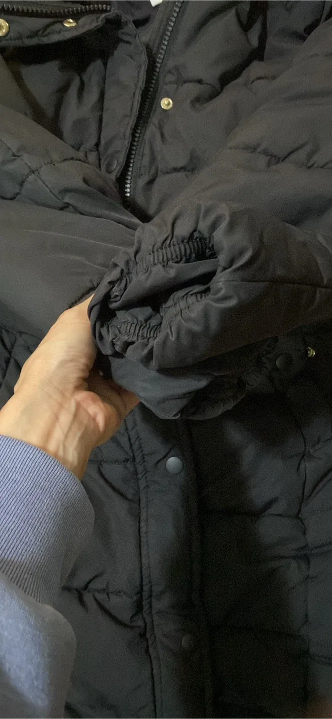 H&M Black Puffer Coat - Size M image indicator(5)