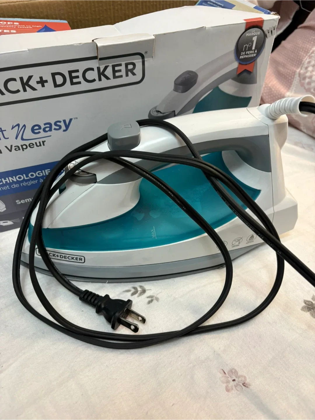 Black+Decker Light 'N Easy Steam Iron thumbnail