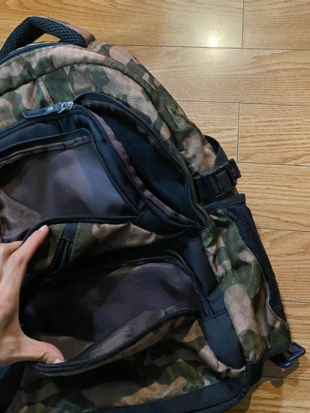 Great Condition Camo Backpack image indicator(3)