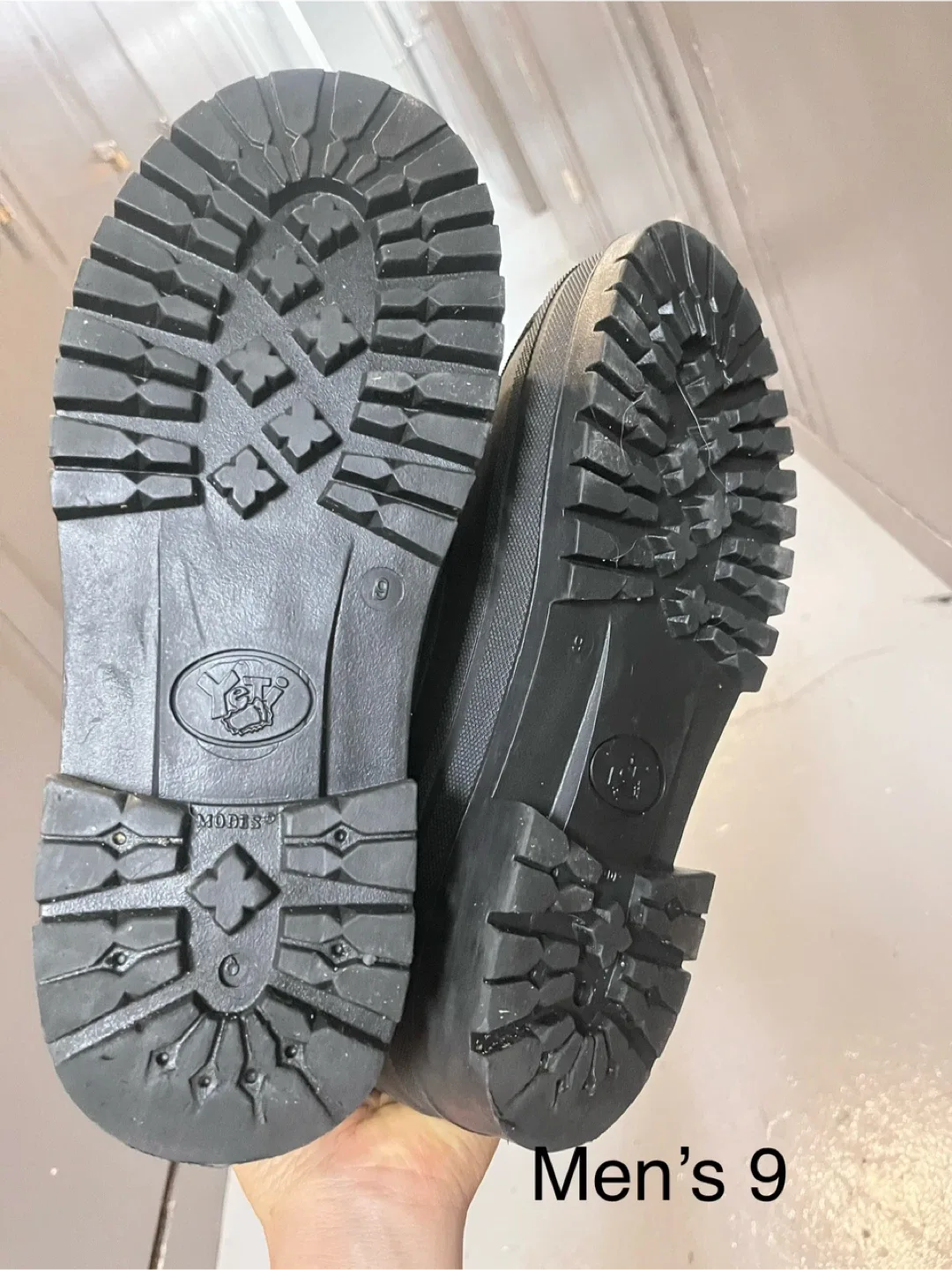 Men's Black Winter Boots - Size 9 image indicator(4)