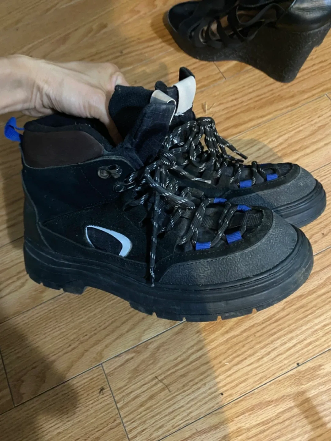 Black Hiking Boots Size 6 image indicator(3)
