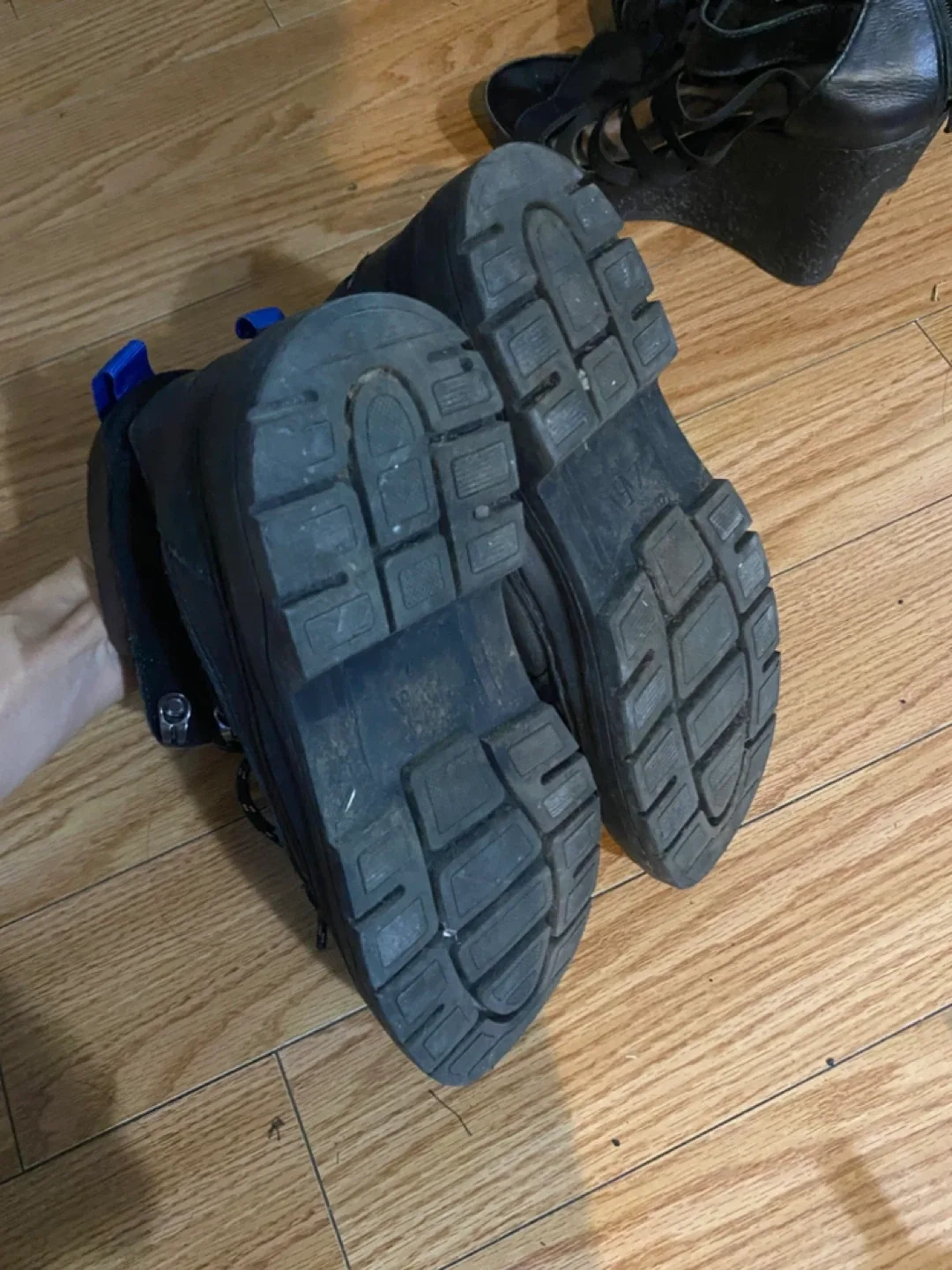 Black Hiking Boots Size 6 image indicator(5)