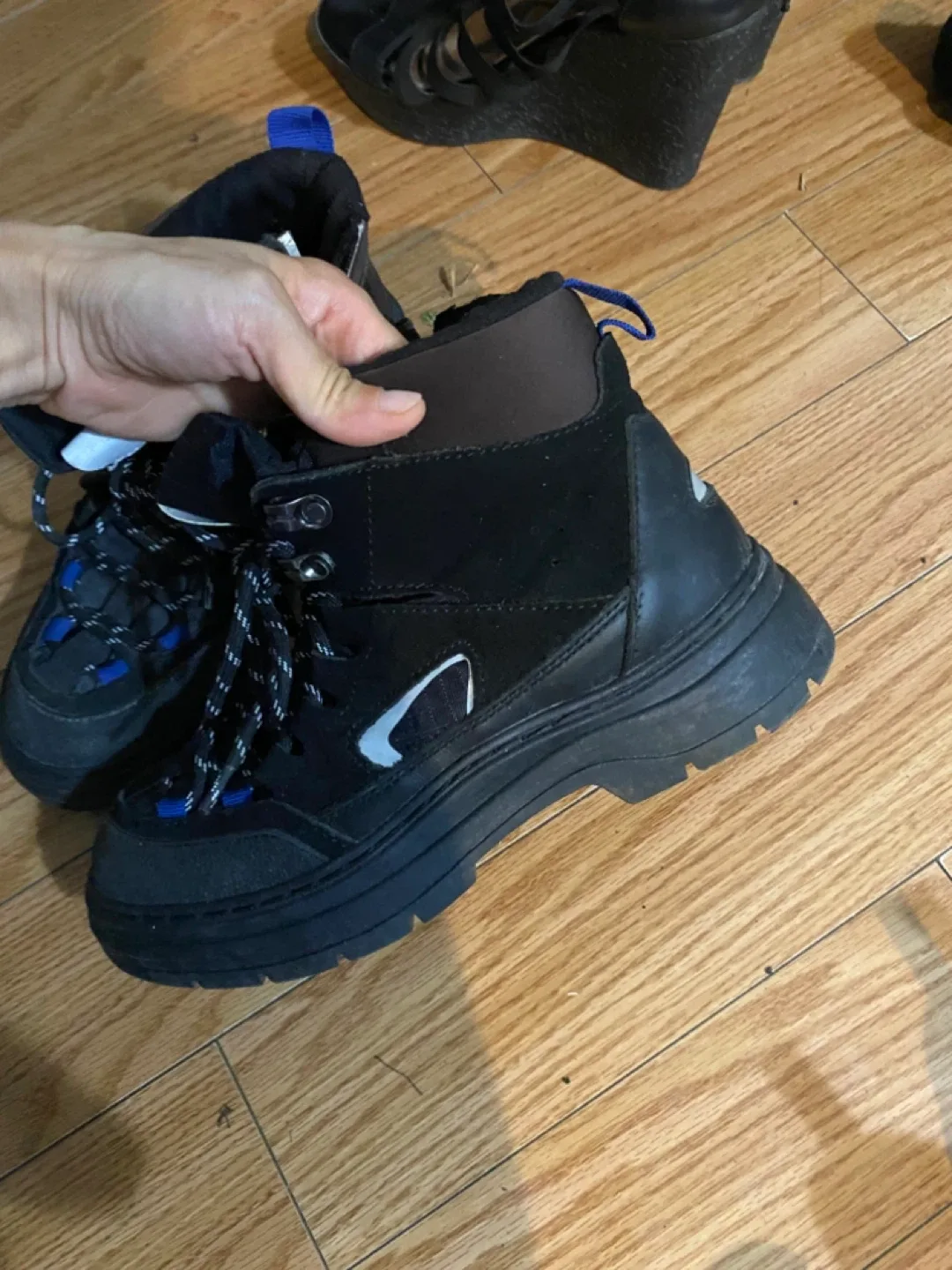 Black Hiking Boots Size 6 image indicator(4)