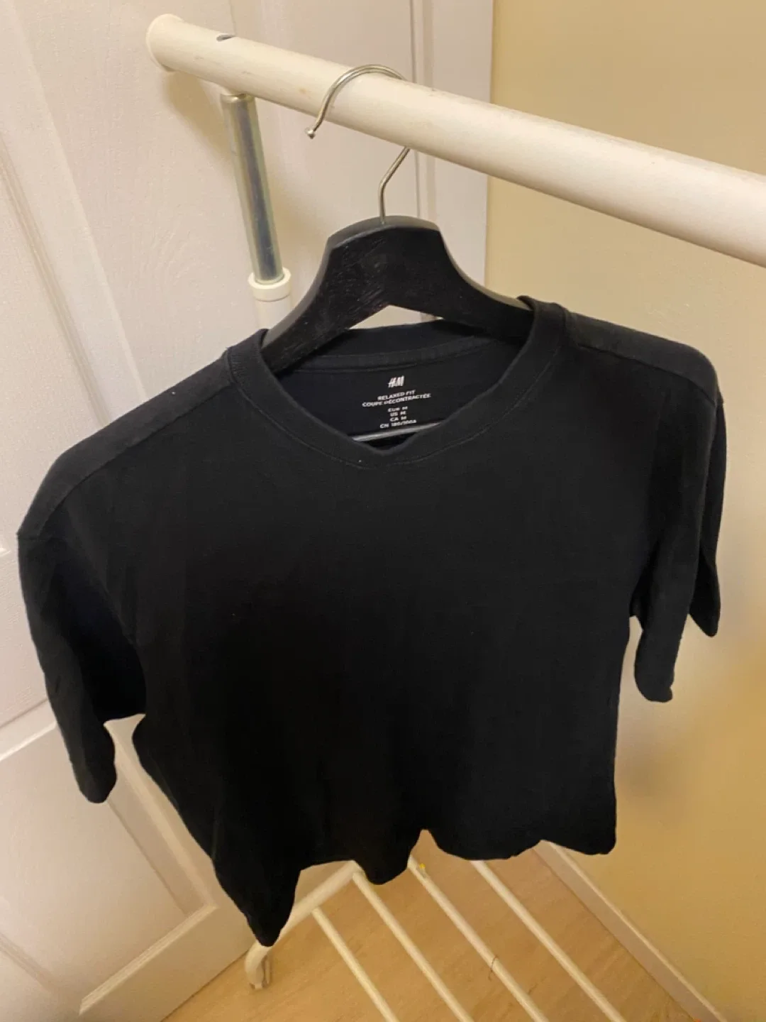 H&M Relaxed Fit Black T-Shirt - Size M image indicator(4)