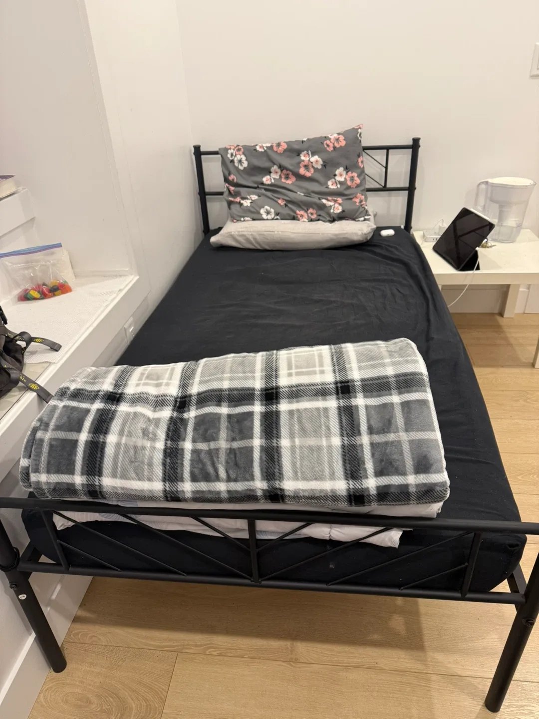 Twin Size Metal Bed Frame image indicator(6)