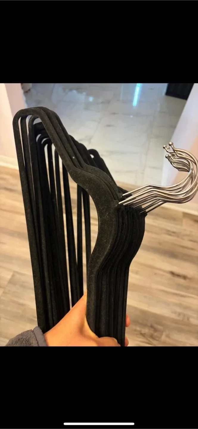 25 Pieces Luxury Velvet Hangers thumbnail