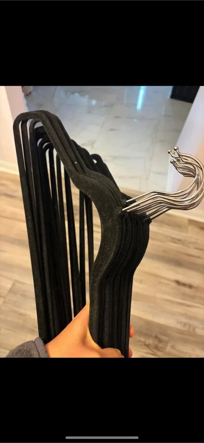 25 Pieces Luxury Velvet Hangers thumbnail