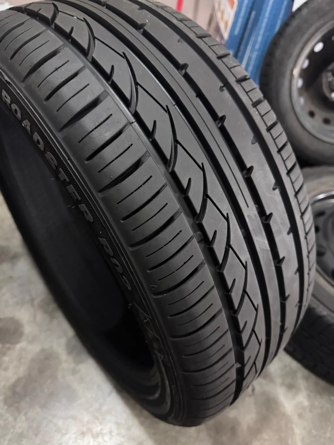 Roadster R02 Tire - 215/45ZR17 91W XL image indicator(2)