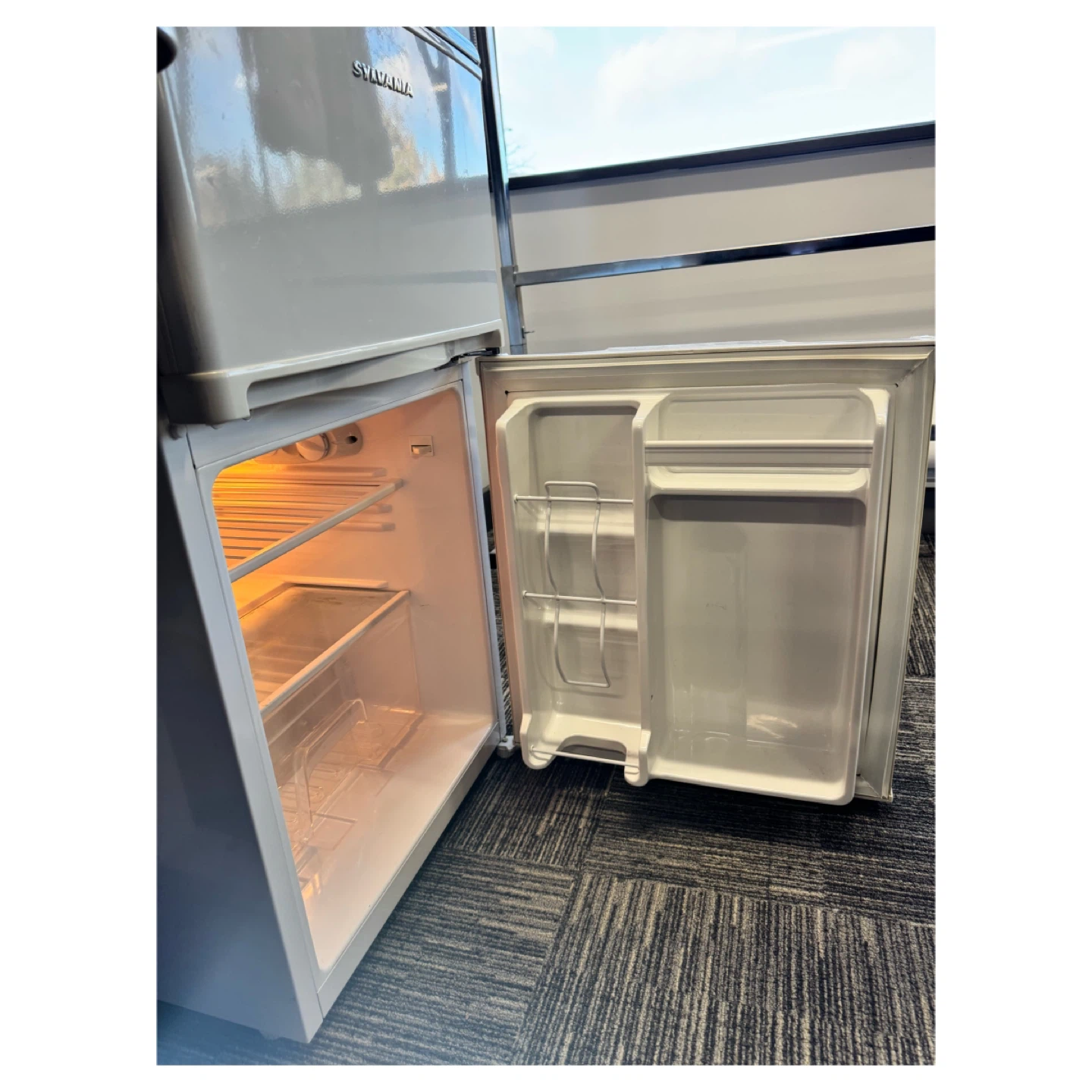 Sylvania White Mini Fridge with Freezer - photo 4