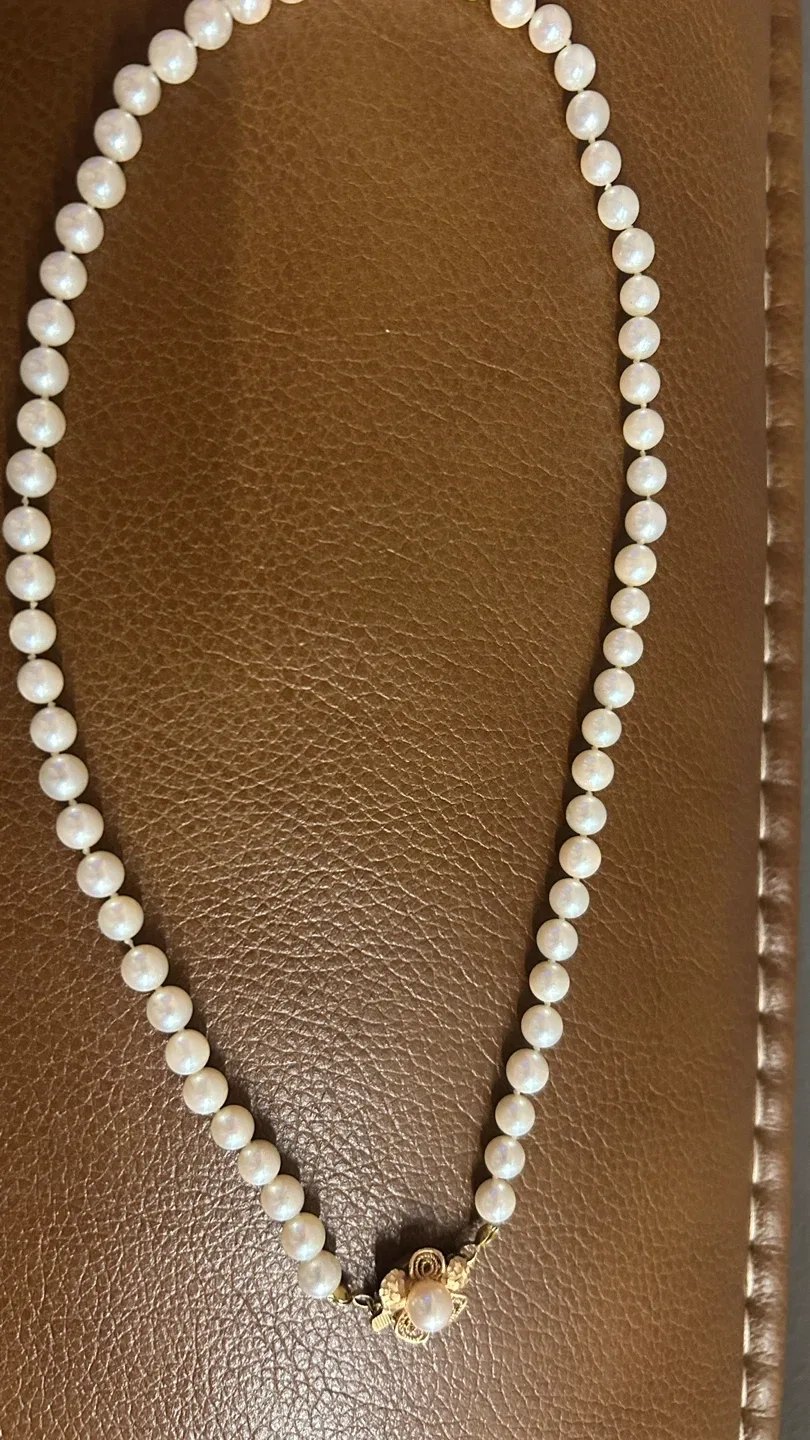 Pearl Necklace with Flower Clasp image indicator(4)