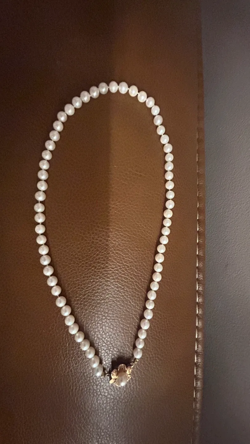 Pearl Necklace with Flower Clasp image indicator(3)
