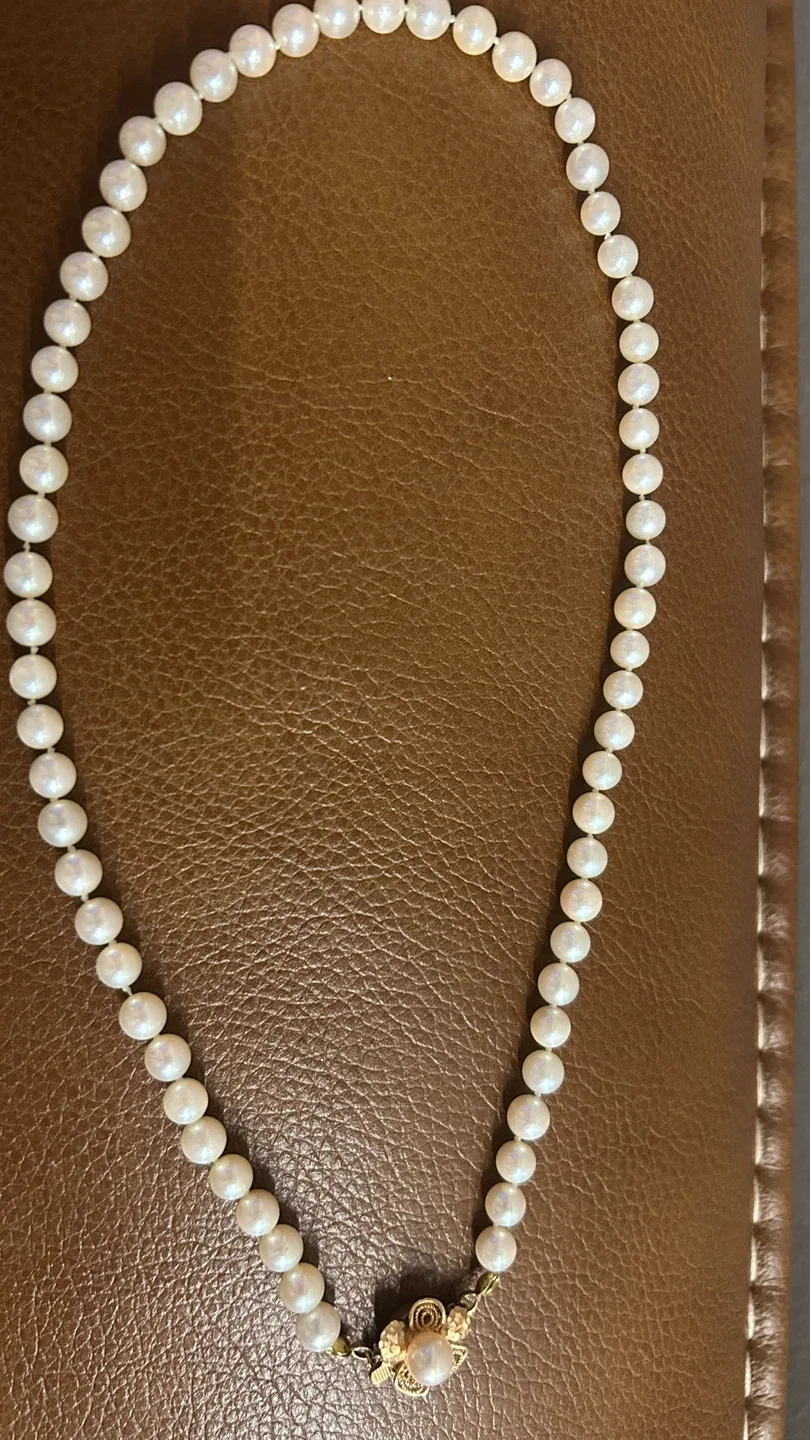 Pearl Necklace with Flower Clasp image indicator(5)