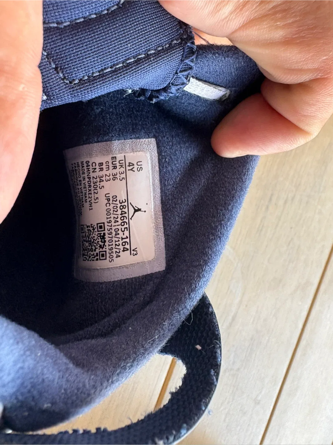 Air Jordan 6 Retro, Size 4 Youth image indicator(2)