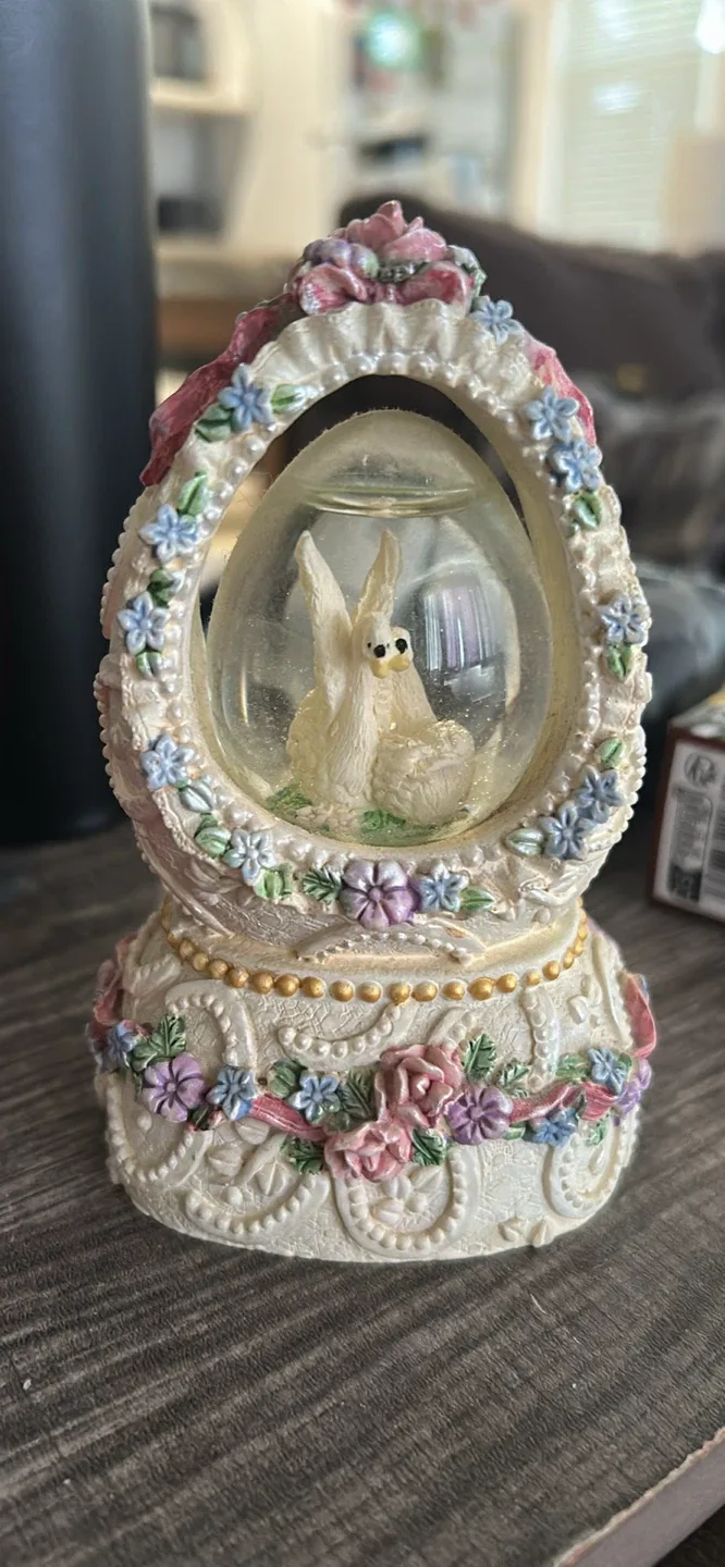 Swan Snow Globe thumbnail