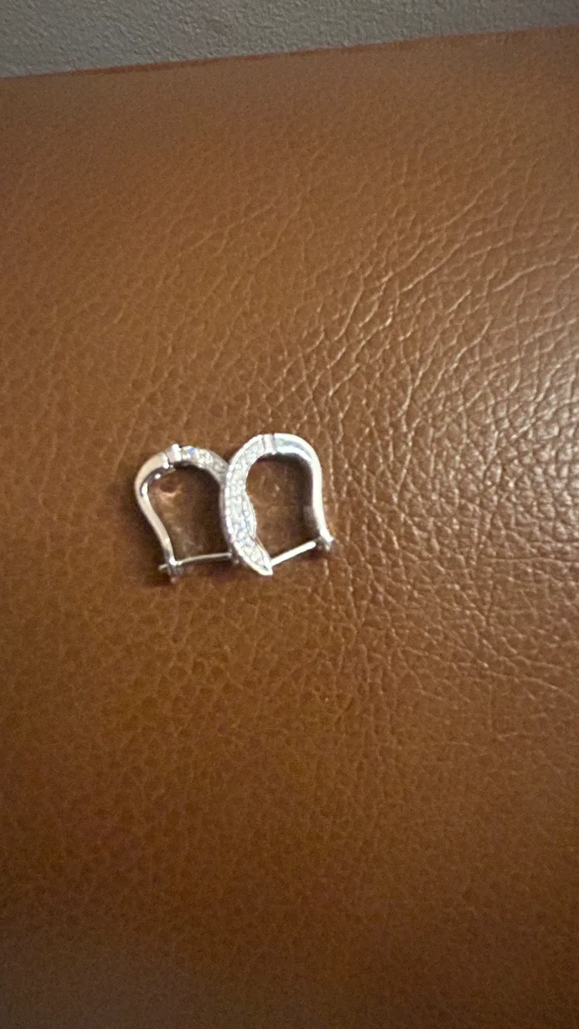 14kt White Gold Diamond Earrings image indicator(9)