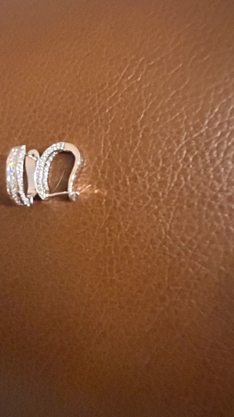 14kt White Gold Diamond Earrings image indicator(8)