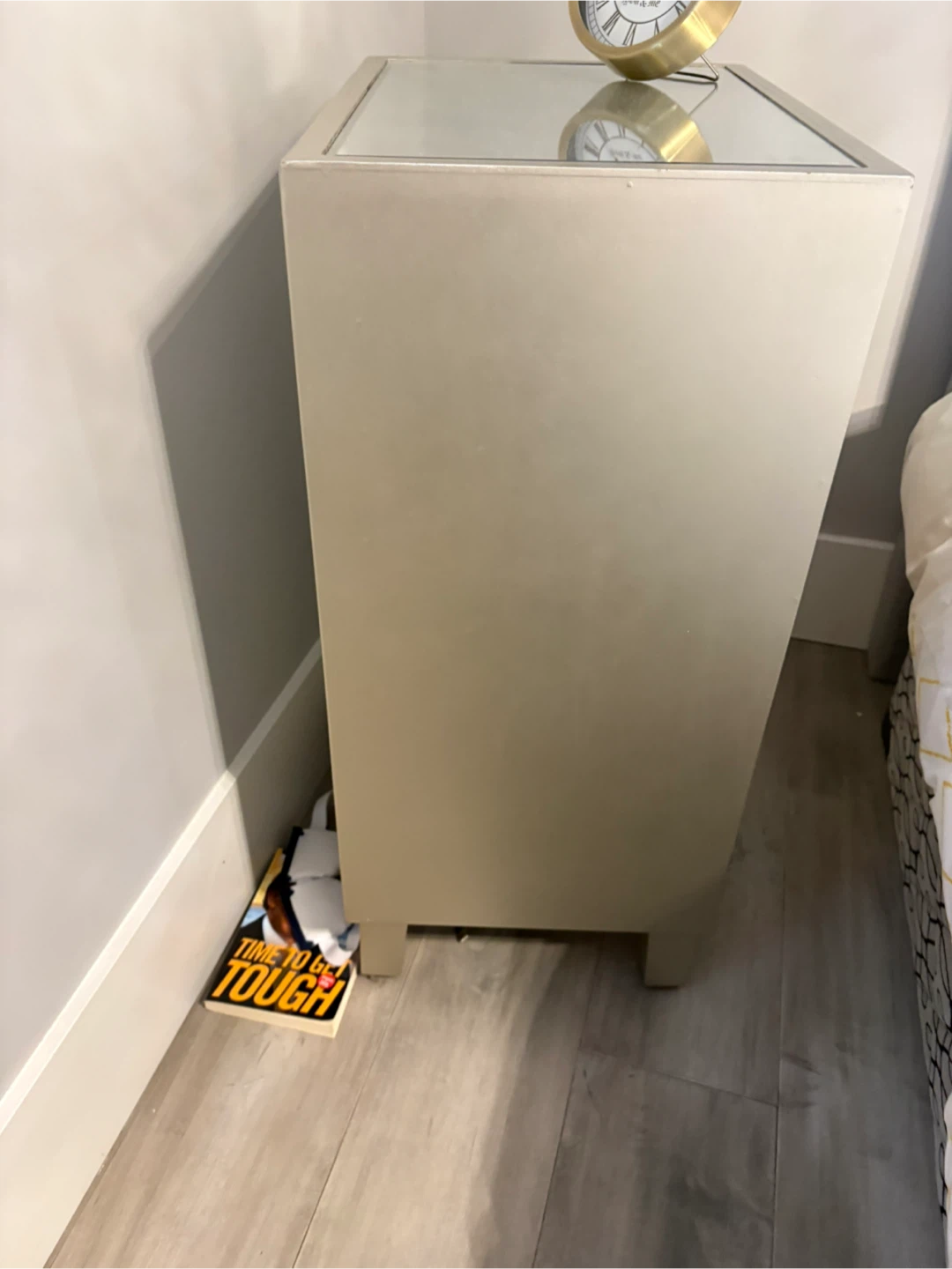 2 Mirrored 4-Drawer Nightstands - photo 4