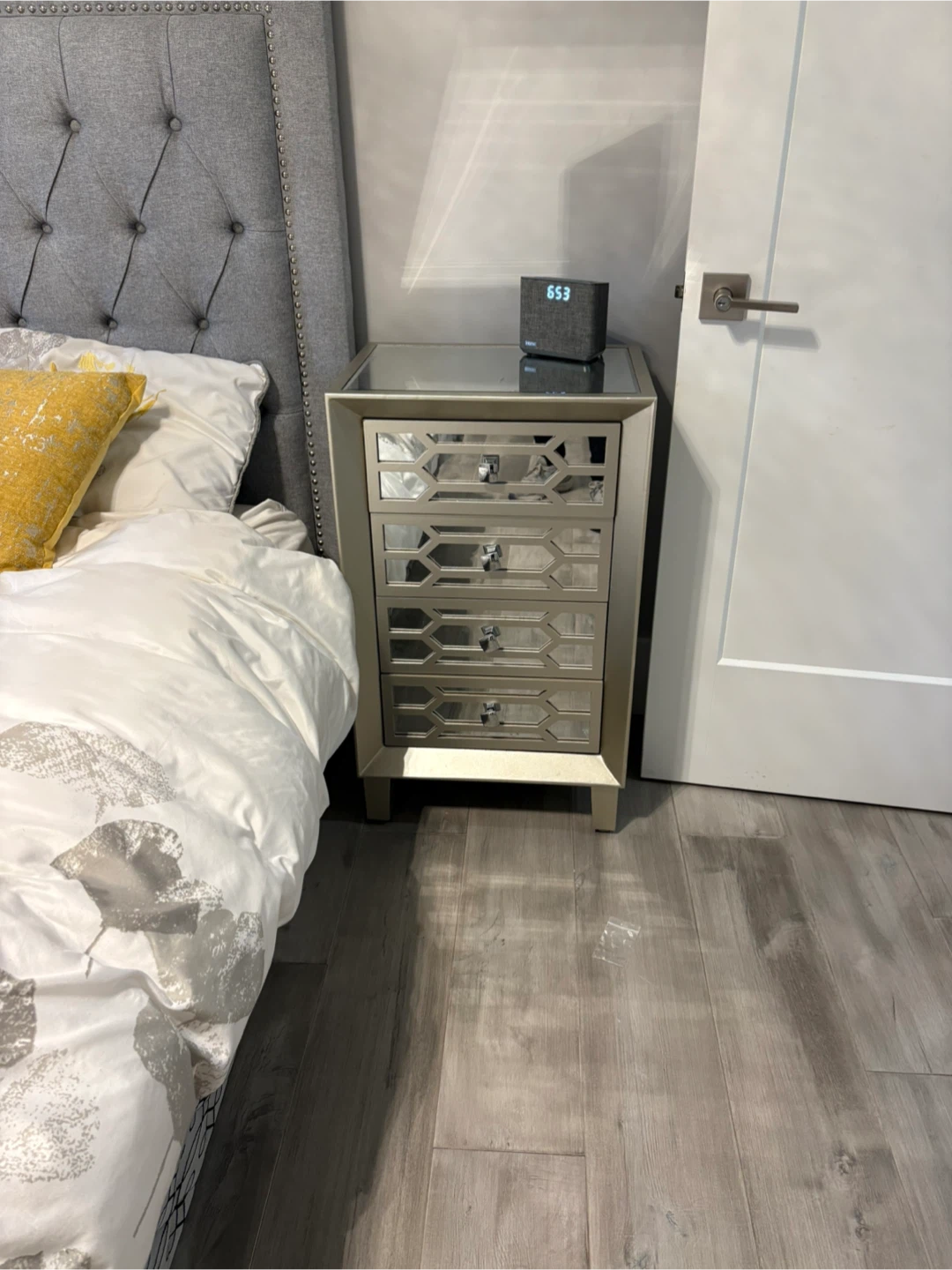 2 Mirrored 4-Drawer Nightstands - photo 2