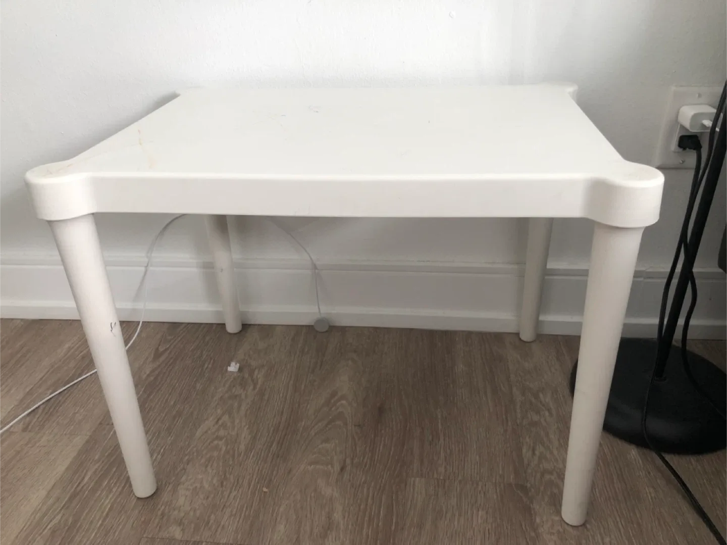 IKEA UTTER Children's Table - White image indicator(3)