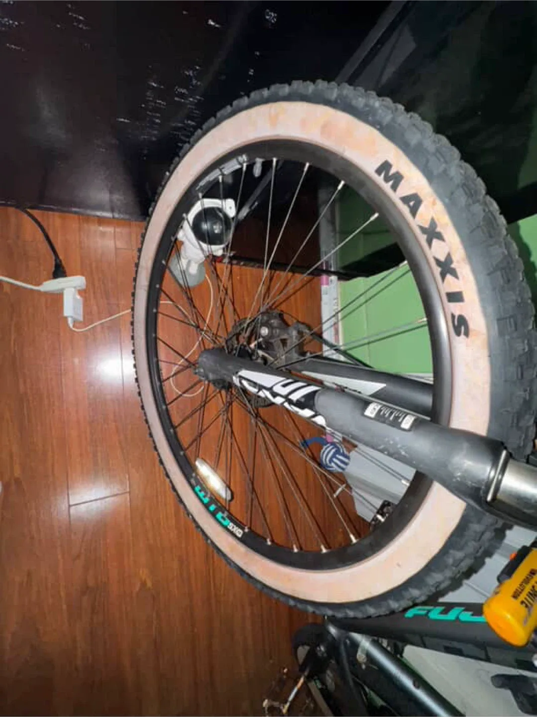 Fuji Adventure Bike with Maxxis Tires image indicator(4)