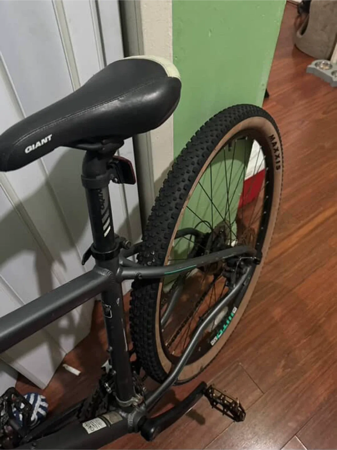 Fuji Adventure Bike with Maxxis Tires image indicator(8)