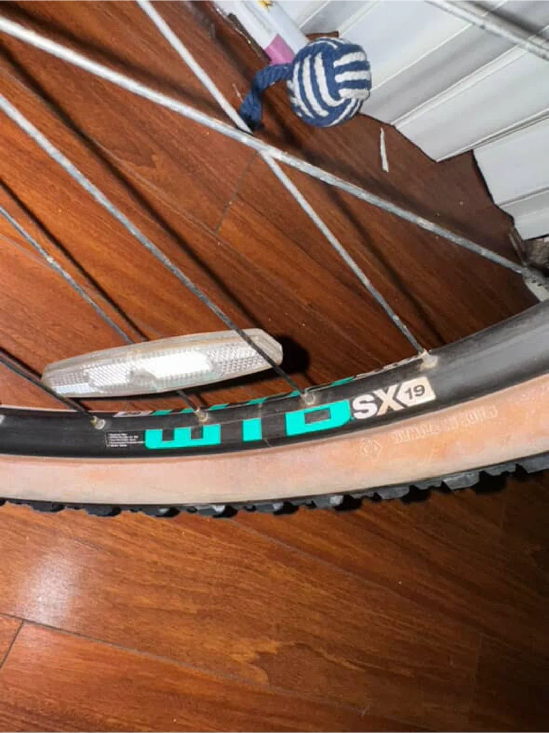 Fuji Adventure Bike with Maxxis Tires image indicator(9)