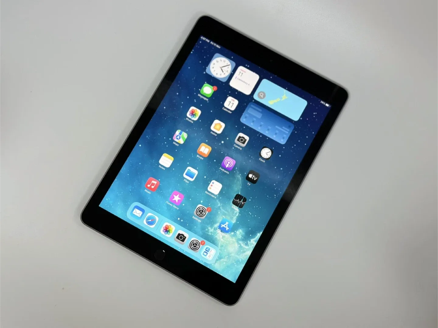 Apple iPad 6th Gen 32GB - WiFi - Space Grey - Very Good (#2) image indicator(2)