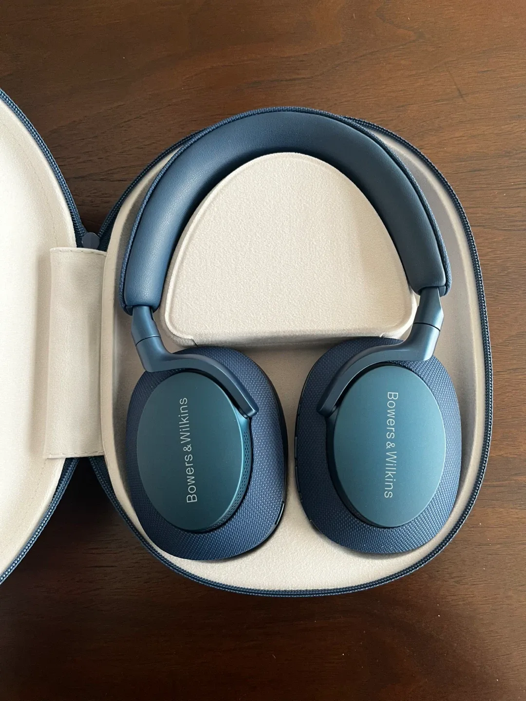 Bowers & Wilkins Headphones with Case image indicator(2)