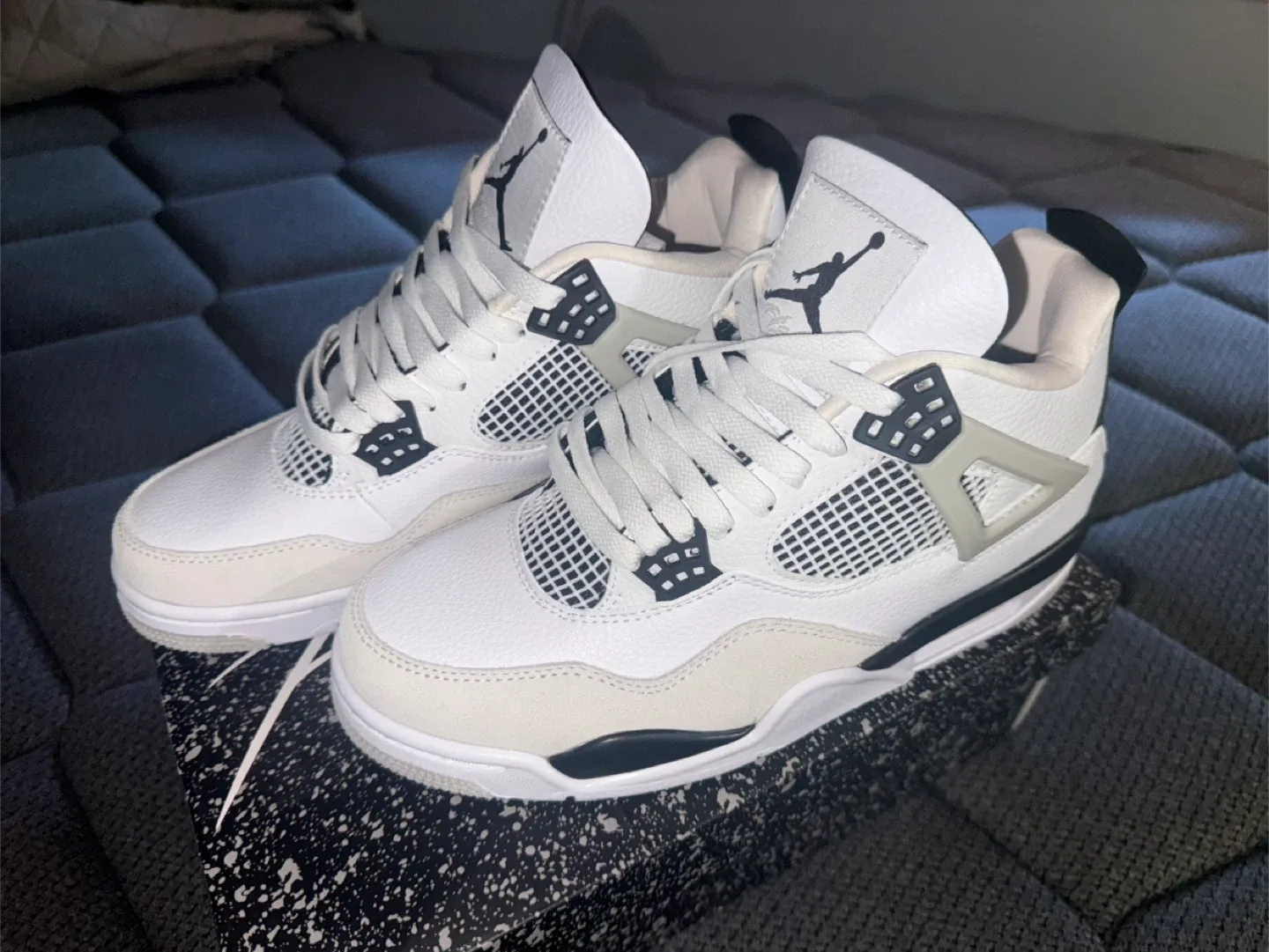 New Jordan 4 Retro 'Frozen Moments' Size 11 image indicator(6)