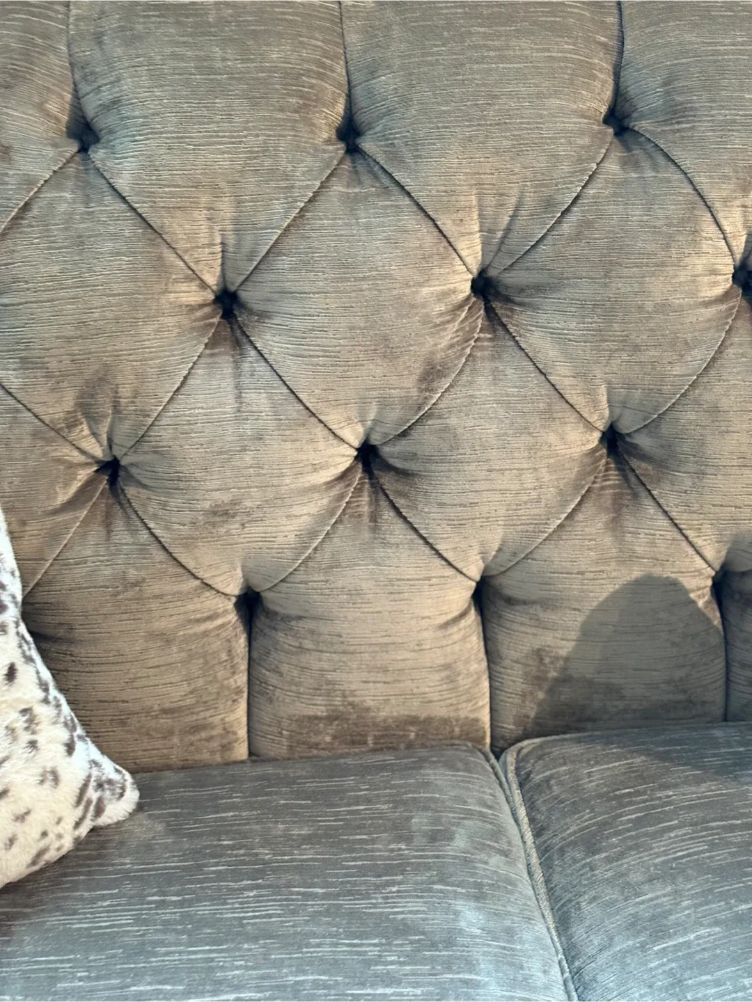 Comfortable Tufted Sofa image indicator(3)