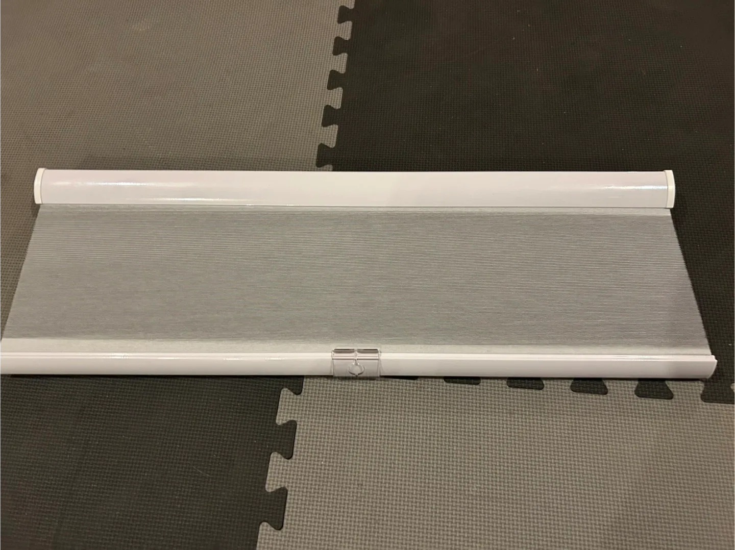 White Roller Blind - Like New! image indicator(2)