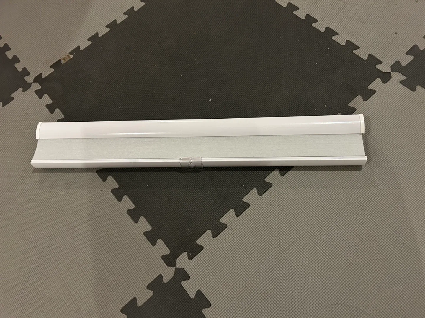 White Roller Blind - Like New! image indicator(5)