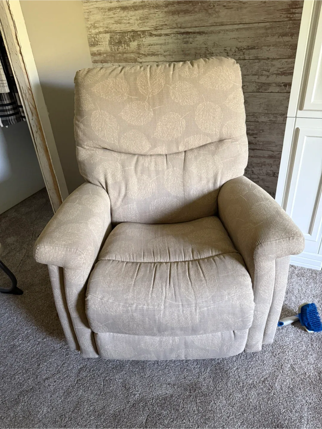 2 Beige Lazy Boy Recliner Chair image indicator(2)