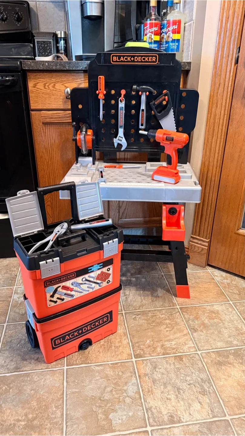 Black+Decker Kids Workbench with Tools image indicator(4)