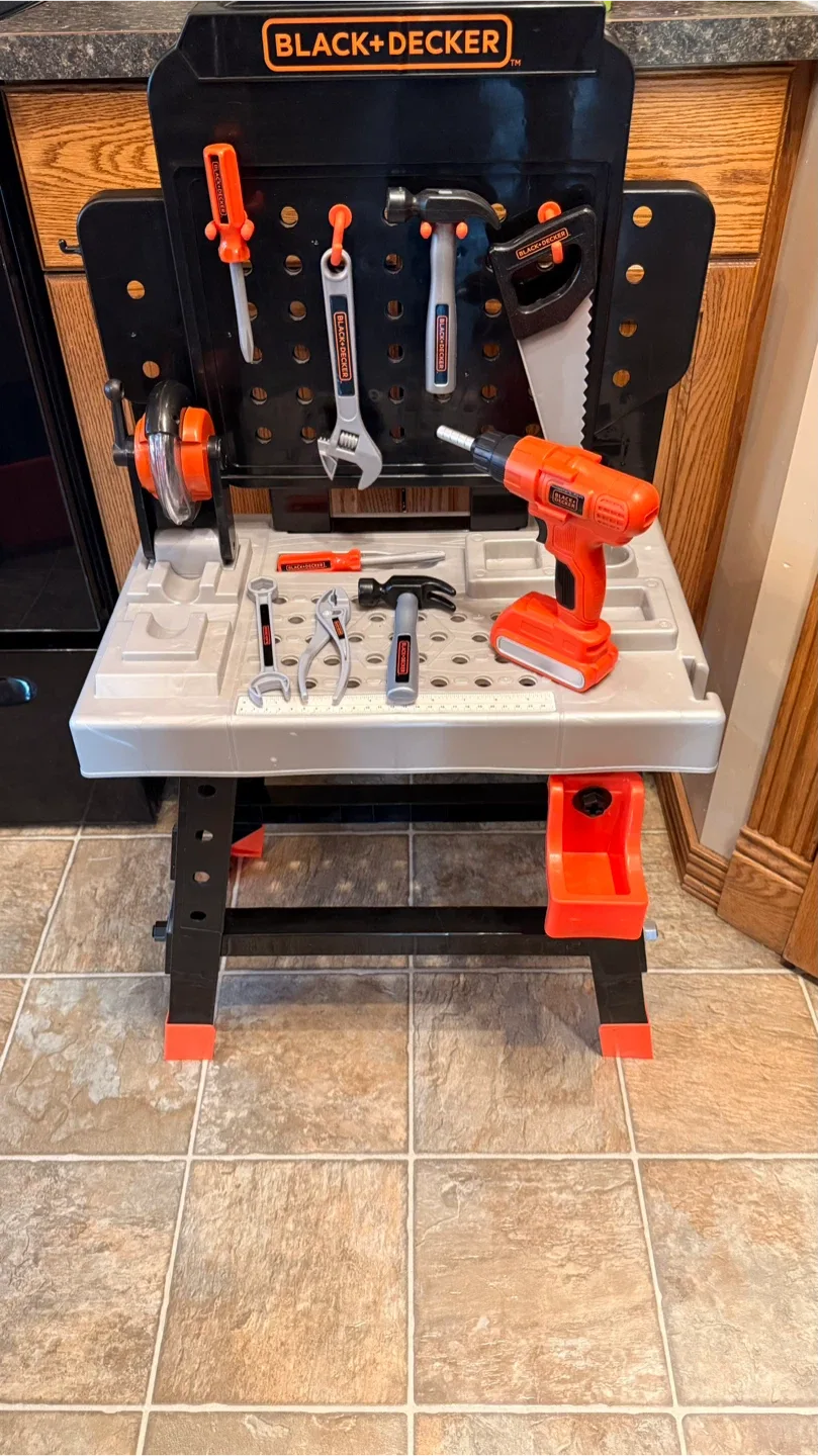 Black+Decker Kids Workbench with Tools image indicator(3)