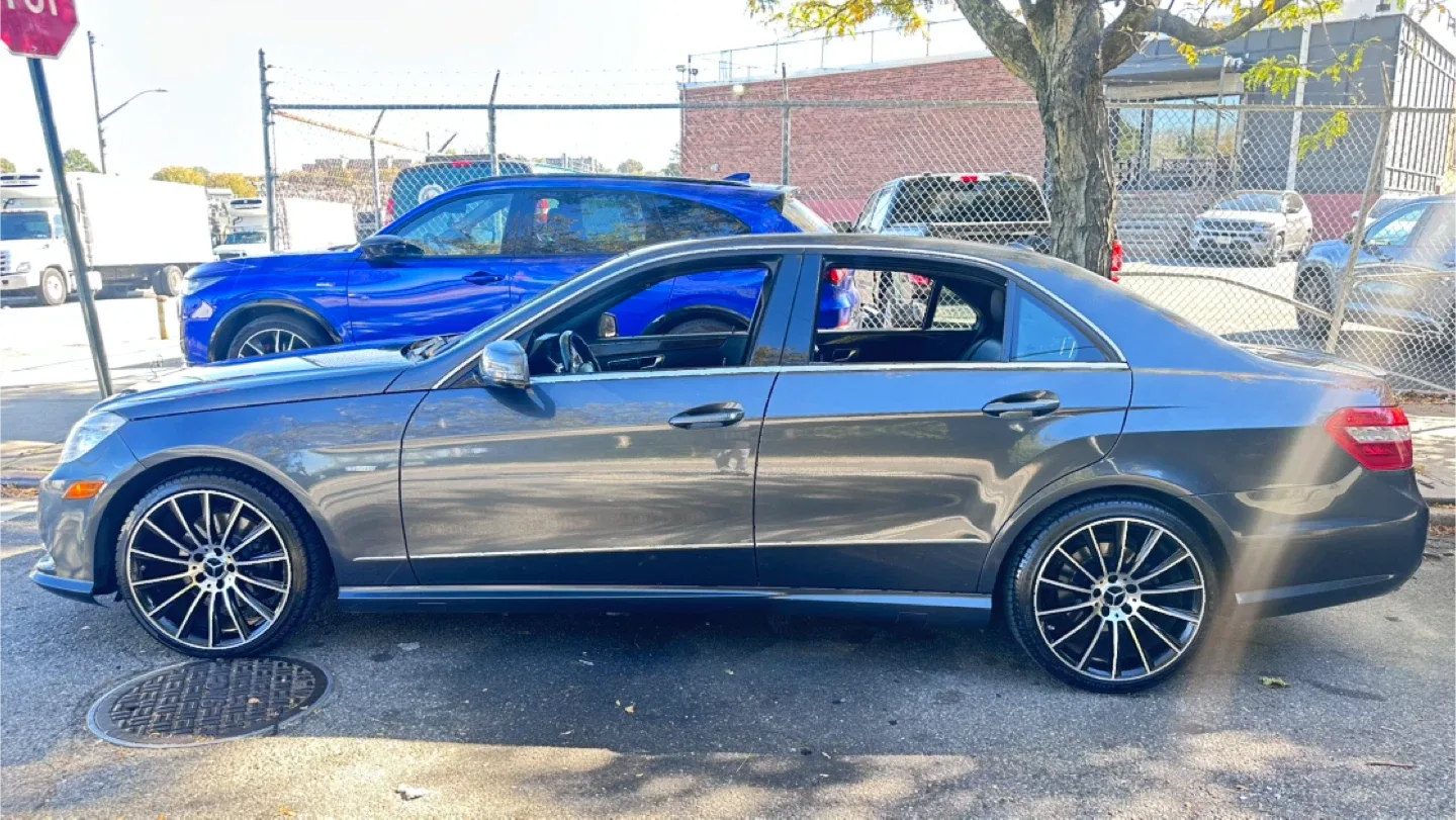 Mercedes-Benz E350 Gray Sedan image indicator(2)