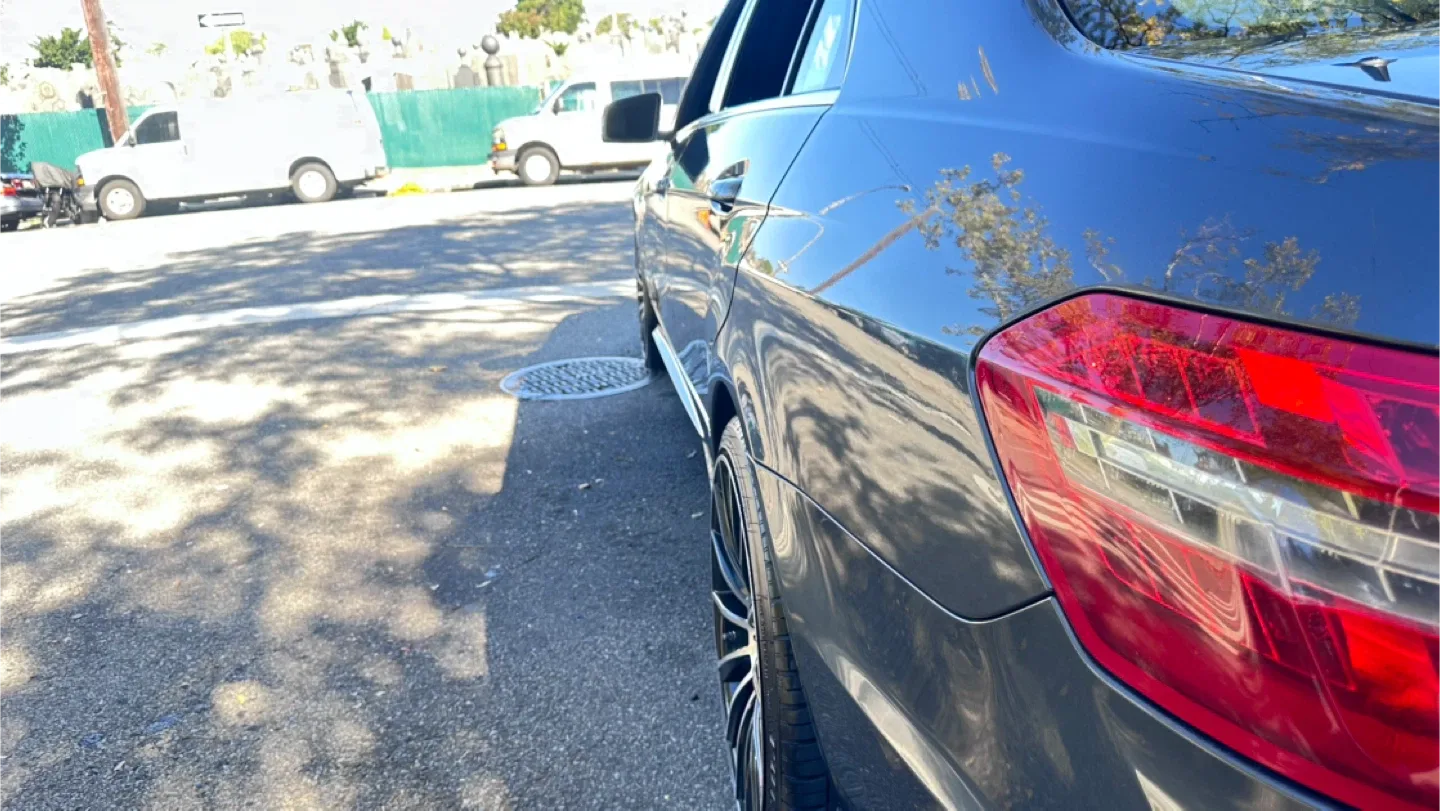 Mercedes-Benz E350 Gray Sedan image indicator(5)