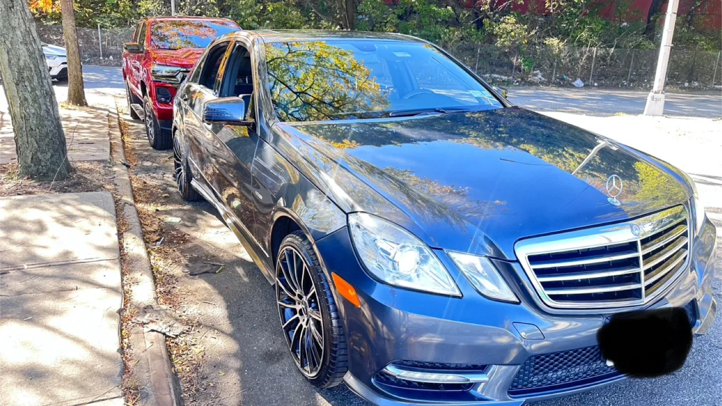 Mercedes-Benz E350 Gray Sedan image indicator(3)