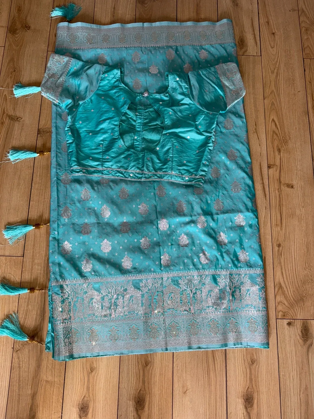 Teal Saree with Blouse image indicator(3)