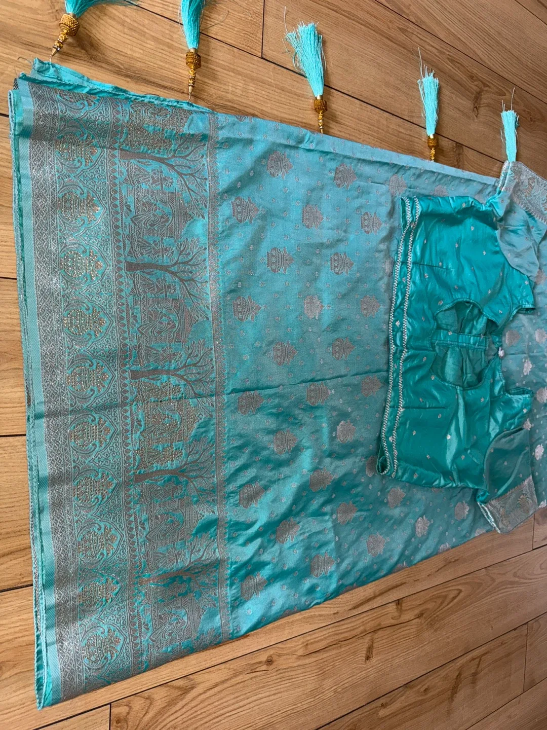 Teal Saree with Blouse image indicator(4)