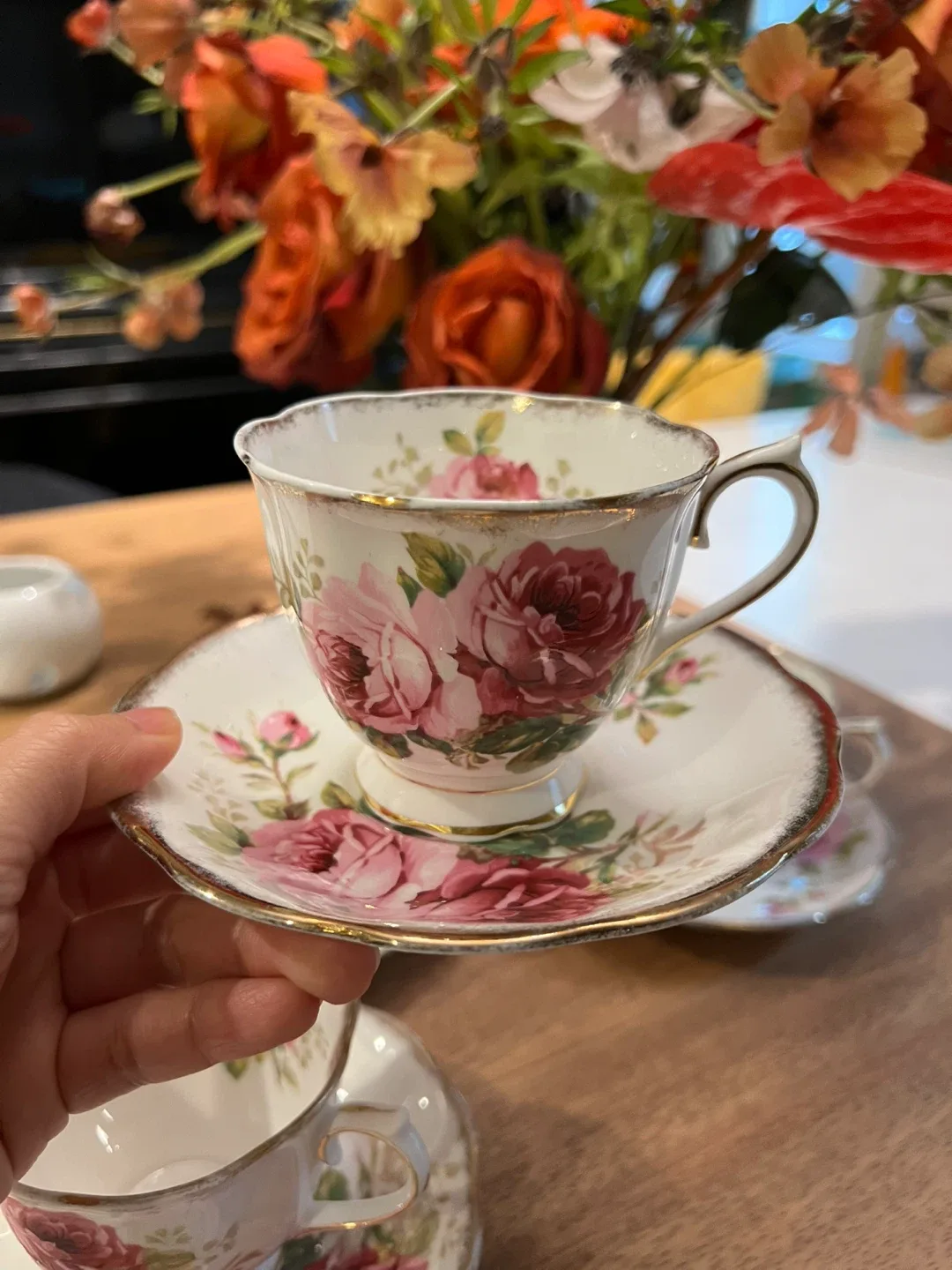 Royal Albert American Beauty Teacup & Saucer Set image indicator(2)