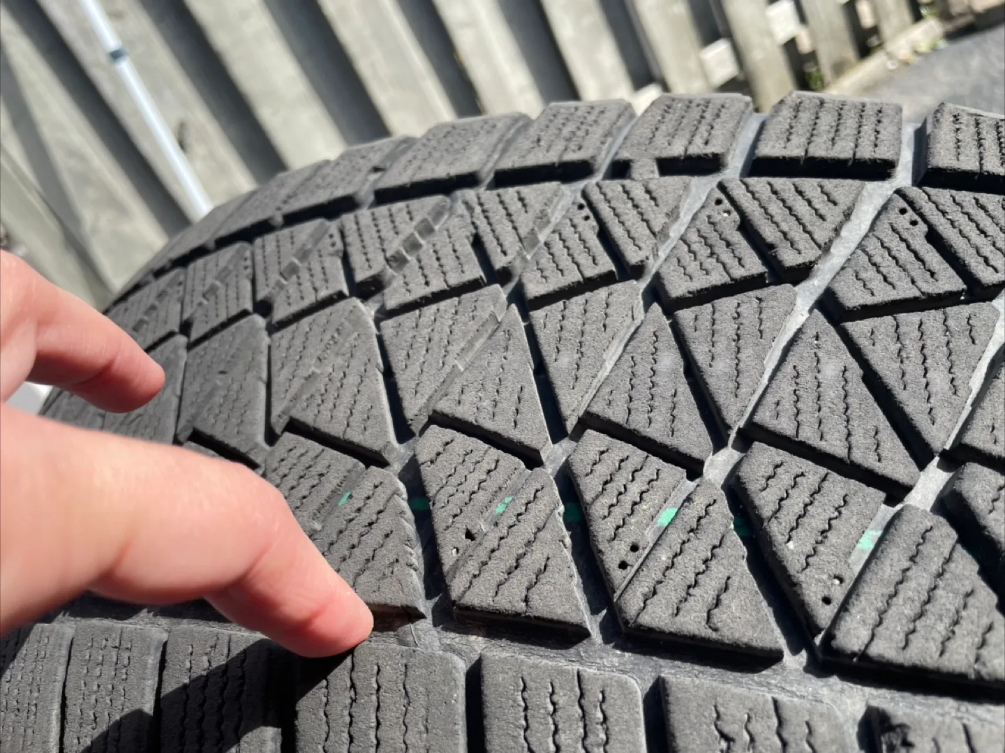 Winter Tires on Rim- Bridgestone Blizzak DM-V2 225/65R17 Tire image indicator(2)