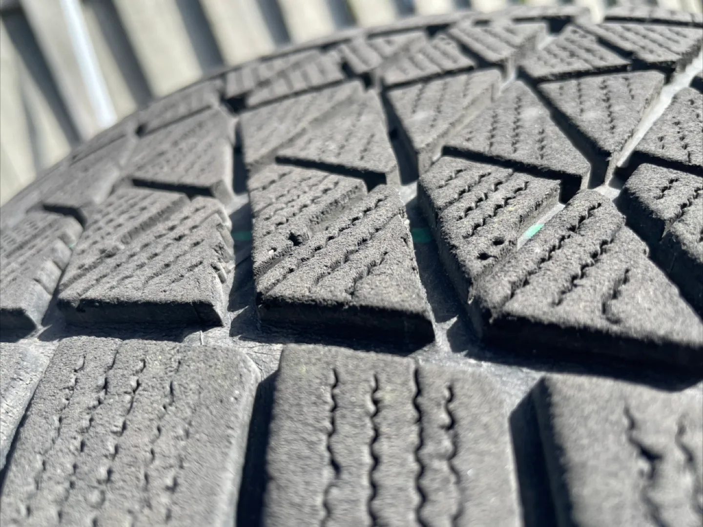 Winter Tires on Rim- Bridgestone Blizzak DM-V2 225/65R17 Tire image indicator(3)